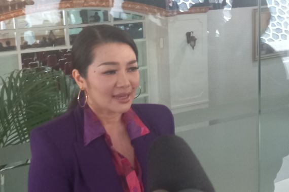 Dewi Perssik Sesumbar Soal Gaji Suami Rp 200 Juta, Fitri Carlina Ungkap Fakta Ini - JPNN.COM