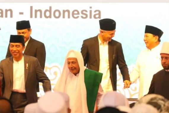 Prabowo & Ganjar Bergandengan Tangan di Belakang Jokowi, Ada yang Berduri - JPNN.COM