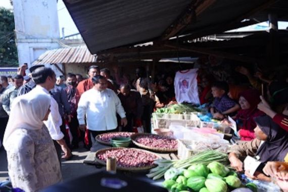 Menhan Prabowo Dampingi Presiden Jokowi Blusukan di Pasar Tradisional Grogolan - JPNN.COM