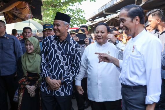 Hasto PDIP: Ganjar dan Jokowi Sama-Sama Suka Blusukan, Berbeda Jauh dengan Prabowo - JPNN.COM
