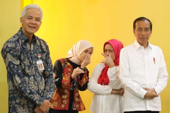Siti Atikoh & Iriana Berbisik-bisik di Belakang Jokowi, Ini Kata Ganjar - JPNN.COM