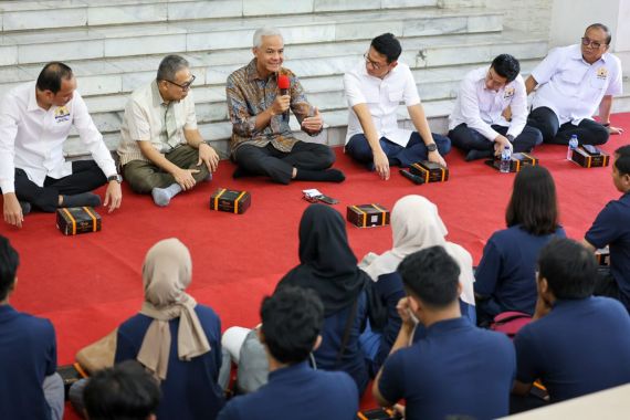 Ganjar Dukung Peningkatan Kualitas SDM dan Lepas 34 Mahasiswa Magang ke Republik Ceko - JPNN.COM