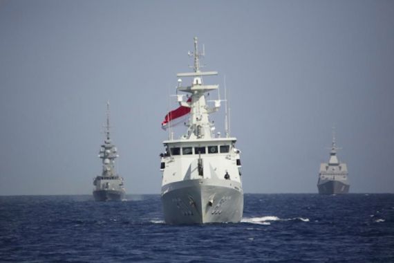 Kapal Perang TNI AL dan Angkatan Laut Singapura Tenggelamkan Kapal Musuh - JPNN.COM