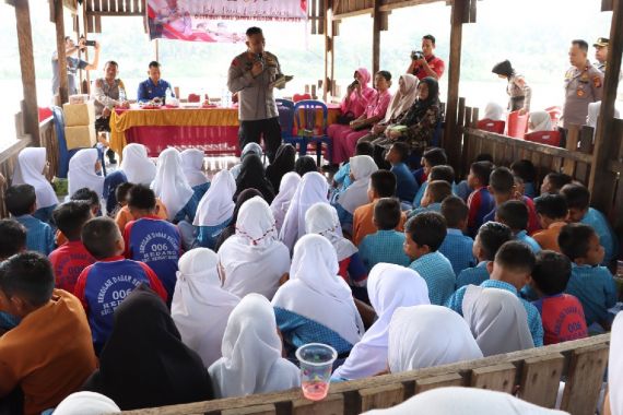 Lihat Aksi AKBP Dody Wirawijaya di Pelosok Inhu dalam Program Polri Peduli Literasi - JPNN.COM