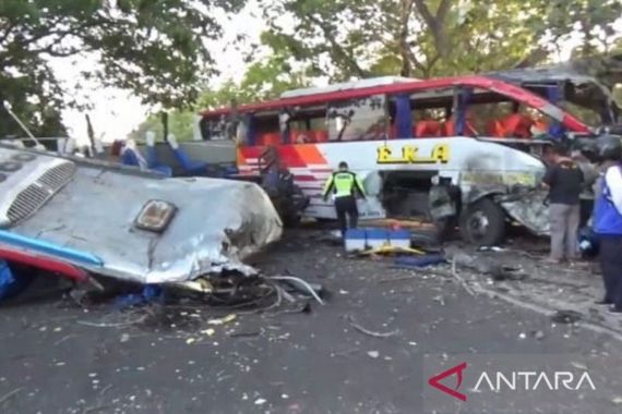 AKBP Argo Sebut 3 Orang Meninggal dan 14 Luka Akibat Kecelakaan Bus di Ngawi - JPNN.COM