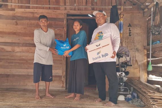 Gandeng KJP, Bank bjb Beri 100 Paket Sembako kepada Warga Pulau Panjang Banten - JPNN.COM