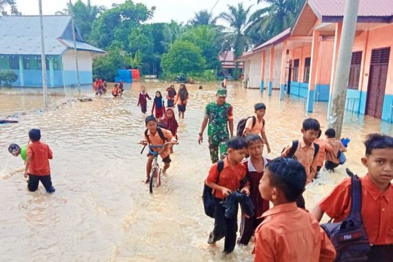 Banjir Melanda Rohul, Siswa Terpaksa Dipulangkan dari Sekolah - JPNN.COM