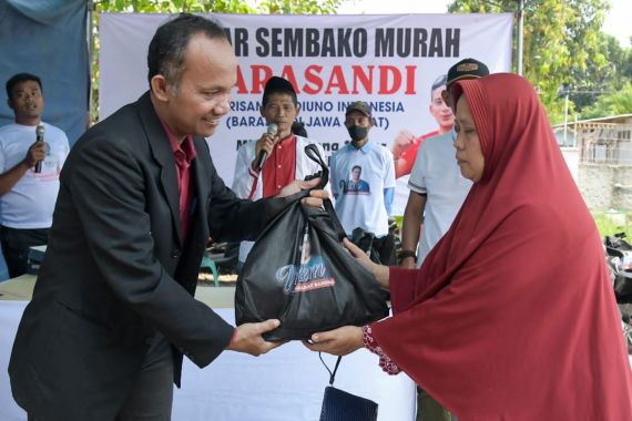 Paket Sembako Murah dari Sukarelawan Sandi Ludes Diserbu Ibu-Ibu di Karawang - JPNN.COM