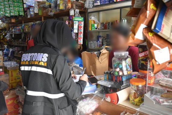 Puluhan Ribu Rokok Ilegal Disita Bea Cukai Pekanbaru Lewat Operasi Pasar di 2 Wilayah Ini - JPNN.COM