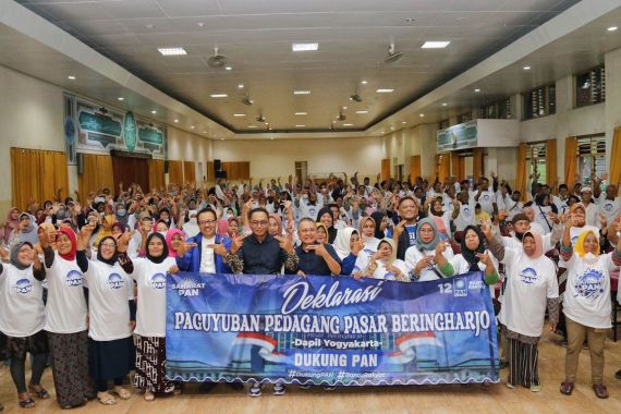 Ratusan Pedagang Pasar Beringharjo Bersatu Mendukung PAN di Pemilu 2024 - JPNN.COM