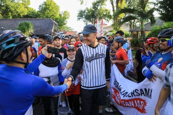 Ratusan Pesepeda Beri Salam Perpisahan dan Ucapan Cinta untuk Ganjar - JPNN.COM