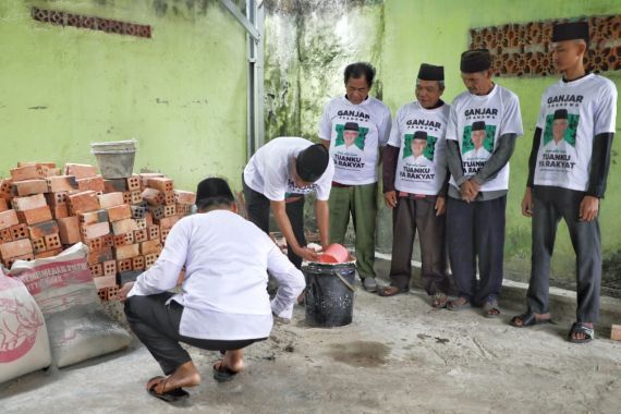 Santri Dukung Ganjar Gotong Royong Renovasi Majelis Taklim Nurul Huda di Palembang - JPNN.COM