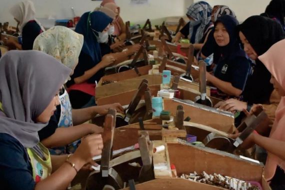 Kunjungi 4 Pabrik Rokok, Bea Cukai Beri Asistensi dan Kalkulasikan Penerimaan Ini - JPNN.COM