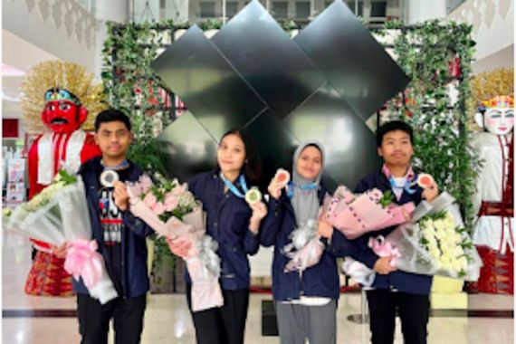 4 Siswa SMAN 8 Jakarta Raih Medali pada Olimpiade Sains Nasional 2023 - JPNN.COM