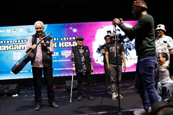 Berpamitan, Ganjar Diberi Gitar Kayu Tua Kenang-kenangan dari Musikus Jalanan - JPNN.COM