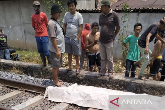 Detik-Detik Lansia Tewas Tertabrak Kereta Api Babaranjang, Innalillahi - JPNN.COM