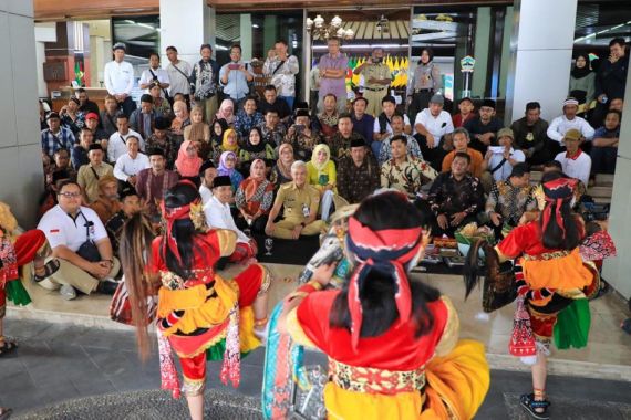 Datang ke Kantor Ganjar, Petani hingga Seniman Sampaikan Apresiasi dan Bawa Oleh-Oleh - JPNN.COM