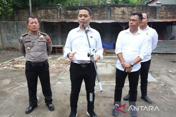 Gudang Penampungan Solar Ilegal di Medan Digerebek Polisi, 11 Orang Ditangkap - JPNN.COM