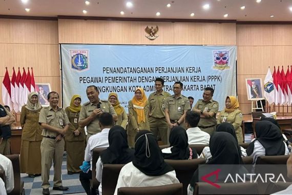 Ribuan Guru di Jakarta Barat Teken Perjanjian Kerja PPPK - JPNN.COM
