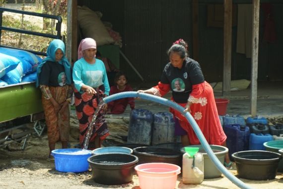 Kowarteg Ganjar Bantu Penuhi Kebutuhan Air Bersih Ratusan Warga Sampang - JPNN.COM