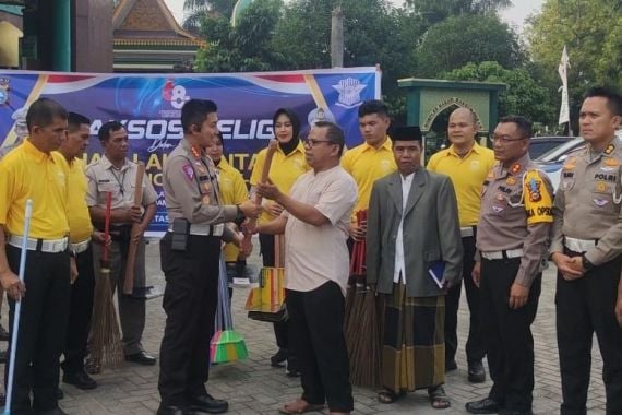 Bakti Religi Ditlantas Polda Riau untuk Masjid Tuai Pujian - JPNN.COM