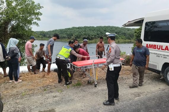 Kecelakaan Maut di Jalan Lintas Siak-Perawang, Pemotor Tewas di Tempat - JPNN.COM