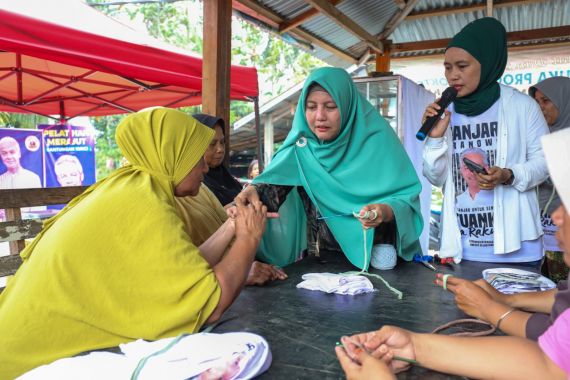 Mak Ganjar Sumbar Ajak Kaum Ibu Berkarya Lewat Pelatihan Merajut - JPNN.COM