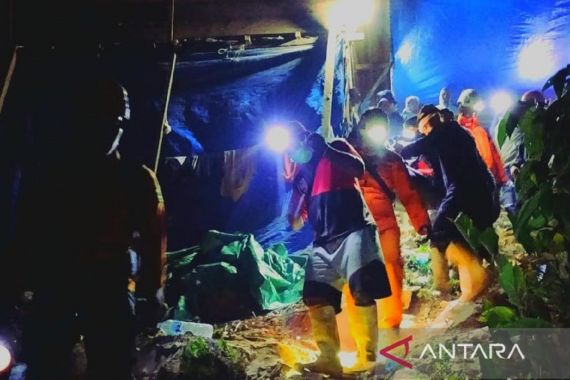 Korban Terjebak di Lubang Tambang Emas Selama 2 Hari - JPNN.COM