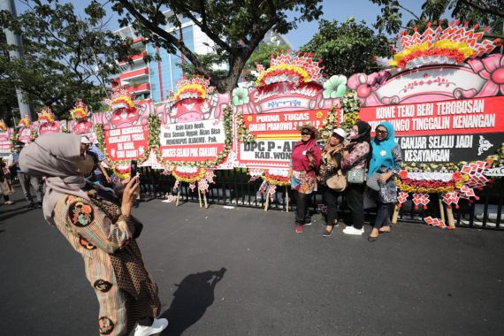 Ribuan Warga dan Karangan Bunga Iringi Perpisahan Ganjar di Kantor Gubernur - JPNN.COM