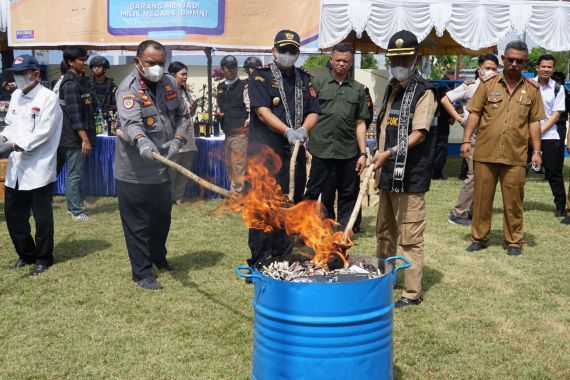 Musnahkan Rokok dan Miras Ilegal, Bea Cukai Pantoloan Berharap Beri Efek Jera - JPNN.COM