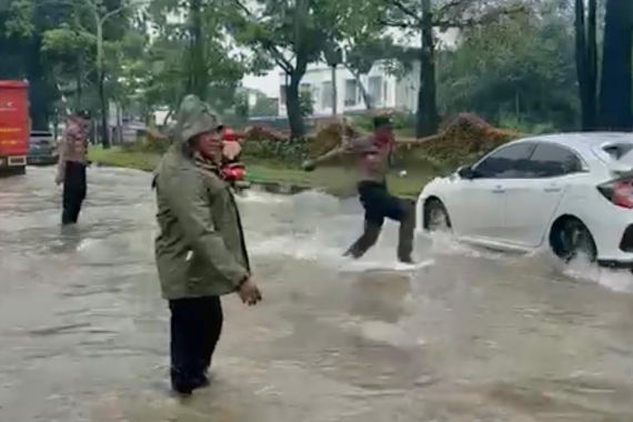 Banjir di Pekanbaru, Irjen Iqbal Kerahkan Seluruh Anggotanya Bantu Masyarakat - JPNN.COM