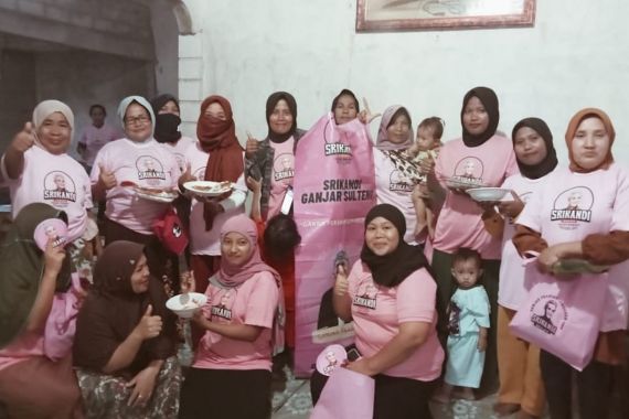 Sukarelawan Ganjar Ajarkan Ibu-Ibu Membuat Makanan Tradisional Khas Buol - JPNN.COM