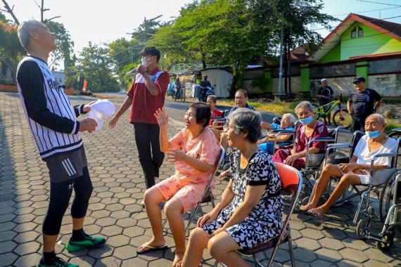 Pak Ganjar Joging Lewat Depan Panti Wreda, Oma Priskila Kaget Lalu Terlihat Ceria - JPNN.COM