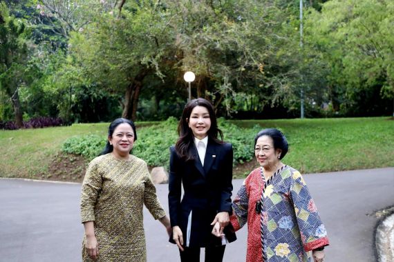 Potret Puan Maharani dan Ibu Negara Korsel Berkeliling di Istana Batutulis - JPNN.COM