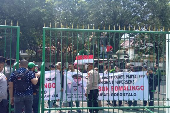 Gegara Skandal Asmara Bupati Gorontalo, Markas PPP Digeruduk Pedemo - JPNN.COM