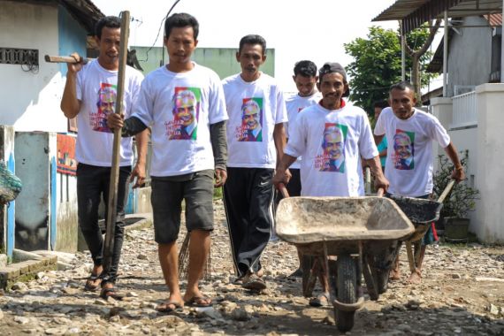 Tuan Guru Sahabat Ganjar Bersihkan Desa Untuk Perkuat Budaya Gotong Royong - JPNN.COM