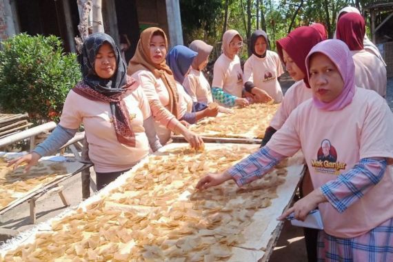 Sukarelawan Ganjar Gelar Pelatihan Pembuatan Kerupuk Gandum Bareng Ibu-Ibu di Jepara - JPNN.COM