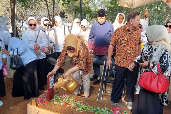 Yayasan Kemanusiaan Rombsis Ziarah ke Makam Amin Syam di Makassar - JPNN.COM