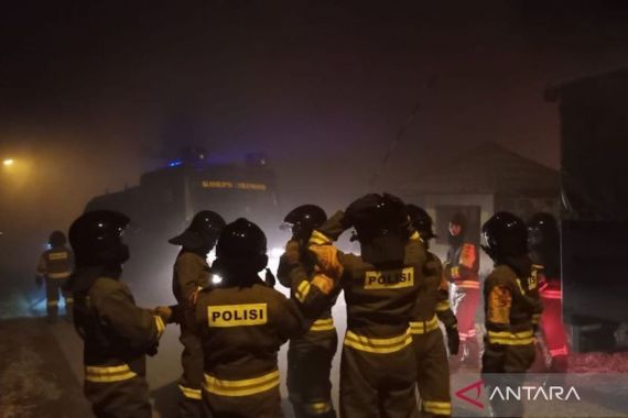 TPA Kopi Luhur Kota Cirebon Terbakar, Polres Mengerahkan Personel dan Water Cannon Membantu Pemadaman - JPNN.COM