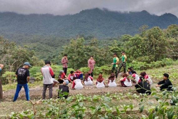 TNI Mengajari Pelajar di Perbatasan RI - Malaysia Cara Berkebun - JPNN.COM