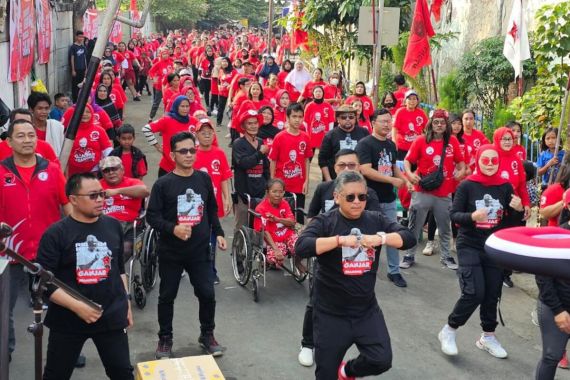 Hasto dan Repdem Senam Cinta Tanah Air di Senen, Sebut PDIP Ingin Hadir di Tengah Rakyat - JPNN.COM