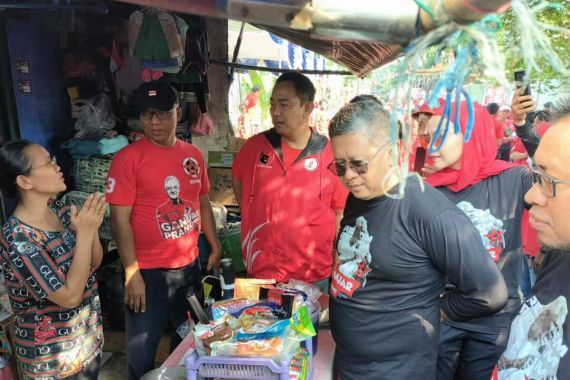 Aktivis Repdem Gerilya demi Ganjar di Pemukiman Padat di Senen, Hasto Menyaksikan - JPNN.COM