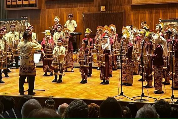 Gita Swara Nassa Angklung Tampil Memukau di Napoli, Apik! - JPNN.COM