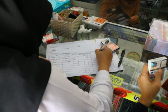 Bea Cukai Pantau Harga Rokok di Pasaran di 3 Wilayah Ini - JPNN.COM