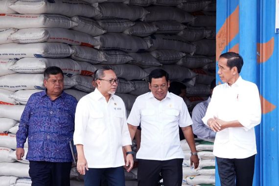 Dampingi Jokowi, Zulhas Ungkap Alasan Penyaluran Bansos Beras Dipercepat - JPNN.COM