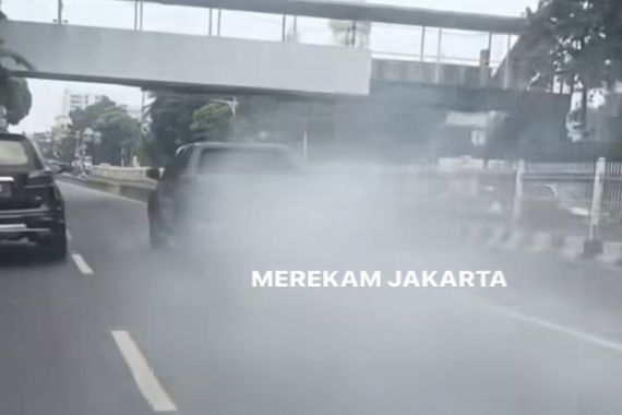 Parah, Mobil Dinas DKI Jakarta Keluarkan Asap Mengepul, Sopir Kena Sanksi - JPNN.COM
