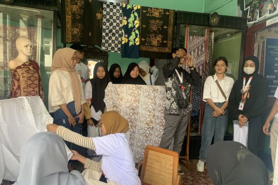 Orang Muda Ganjar Buktikan Kepeduliannya Untuk UMKM Batik di Bukittinggi - JPNN.COM