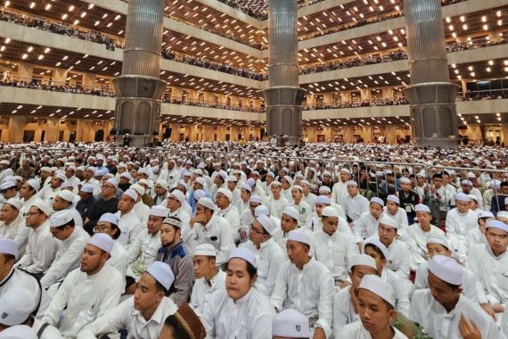 Tablig Akbar di Istiqlal: Umar bin Hafidz Ingatkan Pentingnya Berzikir - JPNN.COM