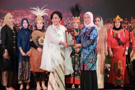 Aktif Kembangkan Kemampuan Wirausaha Perempuan, Pengusaha Asal Indonesia ini Raih AWEN Awards - JPNN.COM