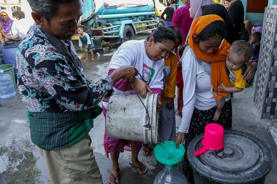 Sukarelawan Ganjar Salurkan 50 Ribu Liter Air Bersih Untuk Warga di Kabupaten Serang - JPNN.COM